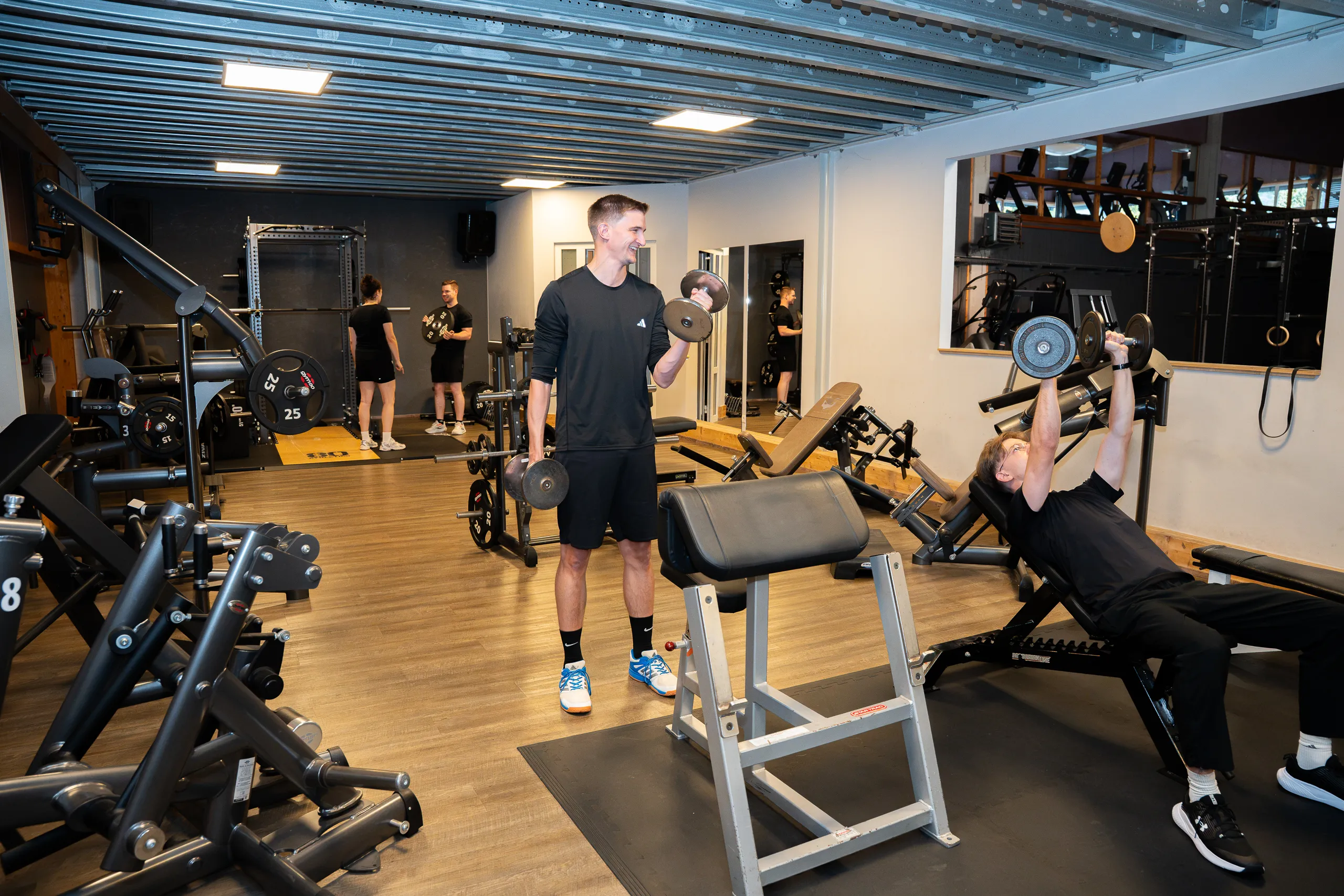 Mehrere Personen trainieren gleichzeitig auf der freien Trainingsfläche