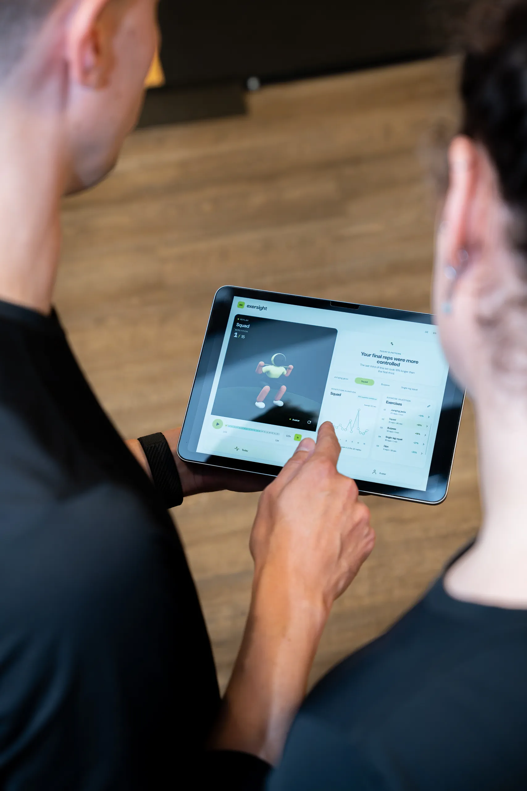 Trainingsfortschritt wird auf einem Tablet ausgewertet